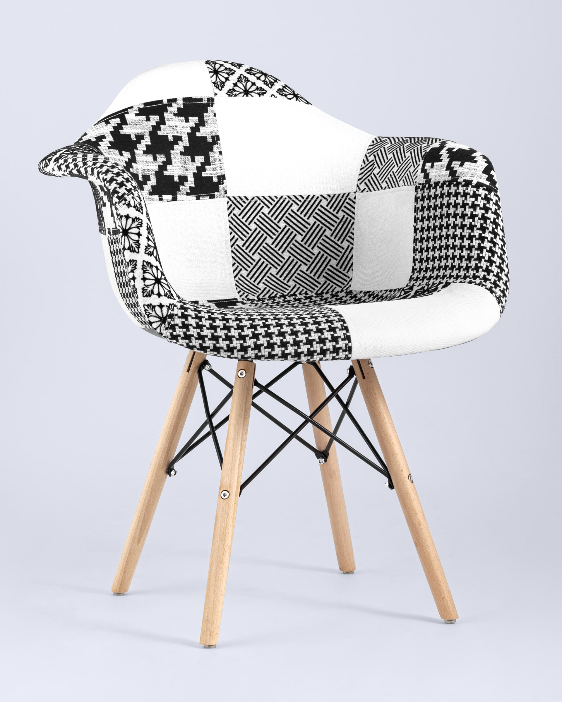 kreslo-eames-pehchvork-cherno-beloe_Blue-min
